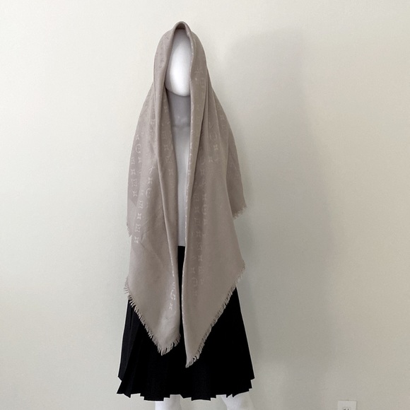 Louis Vuitton LV Logo Large Scarf - Picture 7 of 9
